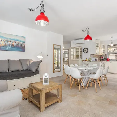 3 Bedroom Cozy In Krk בית נופש