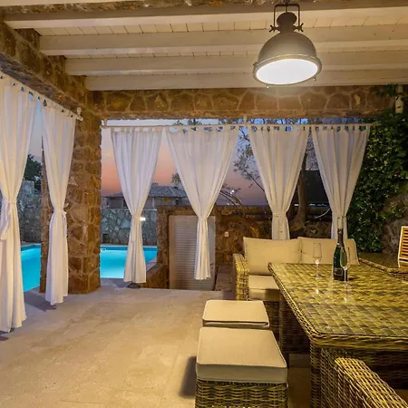 3 Bedroom Cozy In Krk * קרק