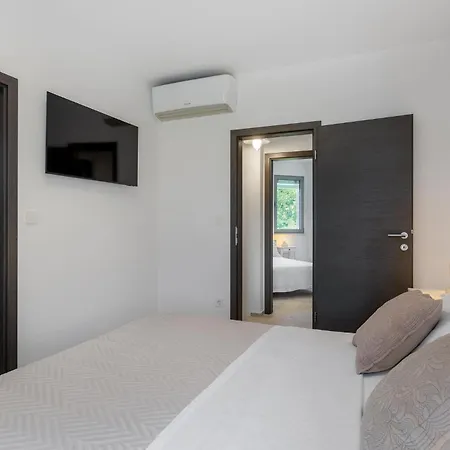 3 Bedroom Cozy In Krk * Krk Town